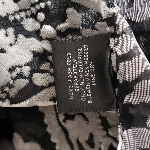 CT829 Style & Co White & Black Fringed Wrap - Picture 5 of 5